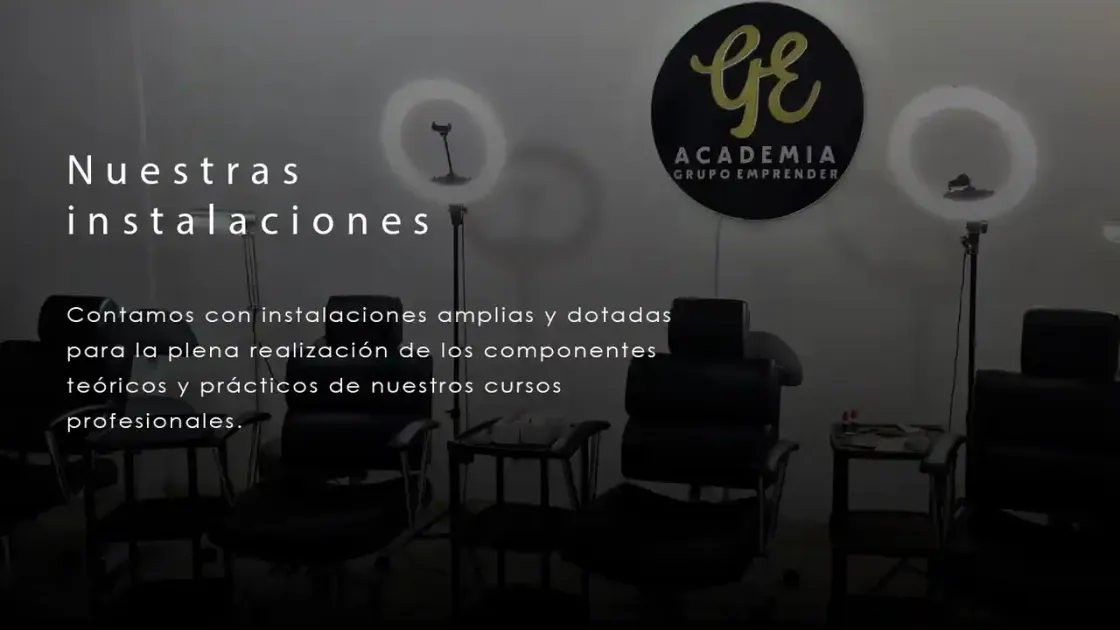 Web de Academia Grupo Emprender: sección de instalaciones, con los sillones y aros de luz del aula.
